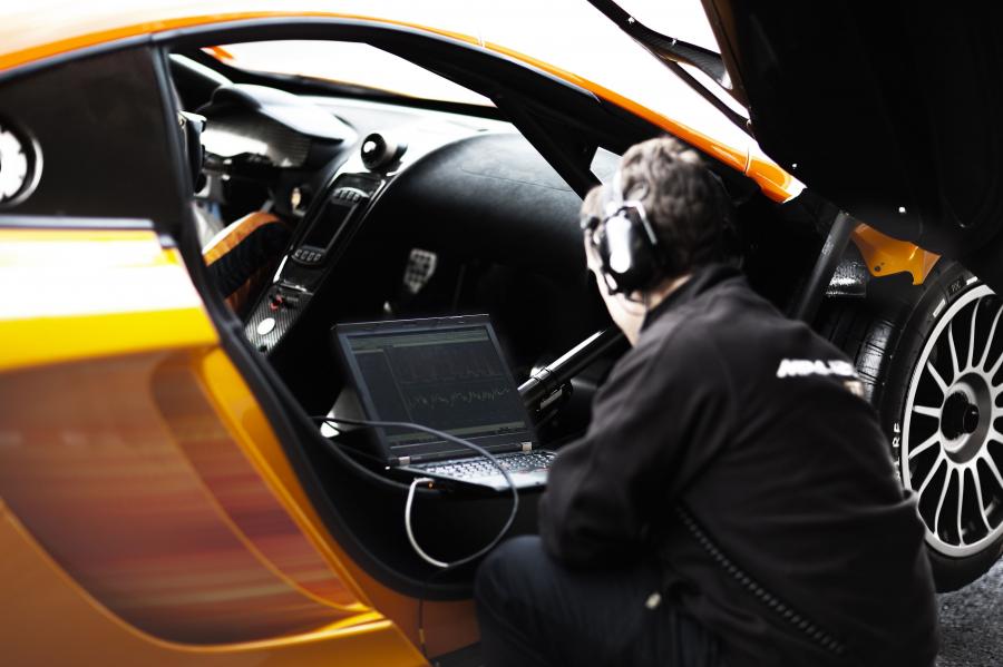  McLaren MP4-12C GT3 2011 года  (фото 31 из 107)